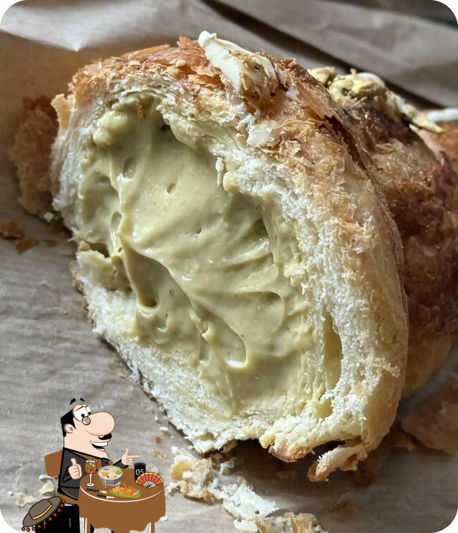 Croissant cu cremă de fistic